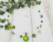 auffällige Statement Kette mit verschiedenen Perlen in grün grau