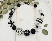 extravagante Statement Kette mit Muranoglas, Resin und Polarissperlen in schwarz weiß silber