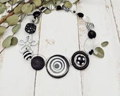 extravagante Statement Kette mit Blumen, Resin und Polarisperlen in schwarz weiß silber