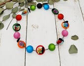 kunterbunte Statement Kette mit großen Polariskugeln und Glasringen in Regenbogenfarben