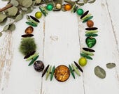 extravagante Statement Kette mit Muranoglaslinsen, Holzscheiben und Polaris in Erdtönen