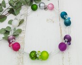 kurze, auffällige Kette in Regenbogenfarben