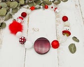 extravagante Kette mit Muranoglaselementen, Apfelbutzen, Resinscheibe und Puschel