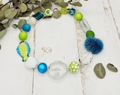 extravagante Statement Kette mit Muranoglaselementen, Fisch, Polarissperlen und Puschel