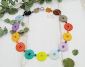 Polariskette in Regenbogenfarben mit funkelnden Glaskristallen