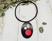 minimalistische Kette mit üppigem, ovalen Resinanhänger