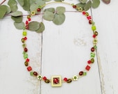 elegante, kurze Halskette mit funkelnden Glaskristallen, Blumen und Polariswürfeln