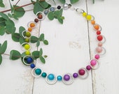 Kette Regenbogen mit bunten Polarisperlen und Metallringen