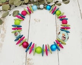 extravagante, farbenfrohe Statement Kette mit großen Kugeln aus Polaris und Pappmaché