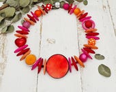 extravagante Statement Kette mit großen Perlen in pink, rot und orange