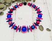extravagante Statement Kette mit großen Perlen und Holzscheiben in pink und blau