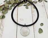 minimalistisches Collier mit großer Resinscheibe in schwarz grau