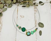 minimalistische Kette zweireihig in grün und gold mit Glasperlen und Polaris