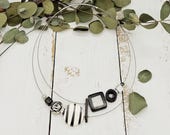 minimalistische Kette zweireihig in schwarz  weiß und silbergrau mit Resinelementen