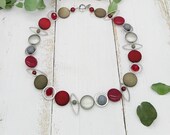 elegante Kette mit Metallelementen und Polaris