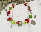 extravagante Statement Kette mit Apfelbutzen, Blümchen und Polarissperlen in knalligen Farben