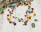 extravagante, kunterbunte Statement Kette mit Blümchen, Schmetterlingen und Polarisperlen