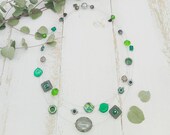 dreireihige Statement Kette in Grüntönen mit grau