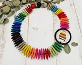 extravagante Statement Kette mit Resinbrocken und Holzscheiben in Regenbogenfarben