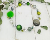 verspielte Kette mit Resin, Puschel und Blümchen