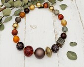 extravagante Statement Kette mit großen Kugeln in Brauntönen kombiniert mit grau und gold