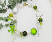 kurze, auffällige Kette in grün und weiß