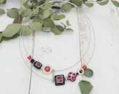 minimalistische Kette zweireihig in rot und schwarz mit Sterlingsilber, handgewickelten Glasperlen und Polaris