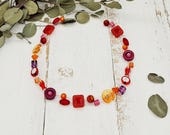 fröhliche Halskette mit Schnecken, Blümchen, Fischen und Polaris in Knallfarben