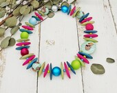 extravagante, farbenfrohe Statement Kette mit großen Kugeln aus Polaris und Pappmaché