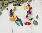 verspielte, kunterbunte Kette mit Holzscheibchen und funkelnden Glaskristallen