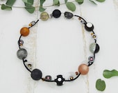kurze Statement Kette mit großen Kugeln und Blättern
