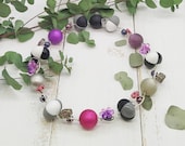 verspielte Kette mit Blümchen in Beerentönen