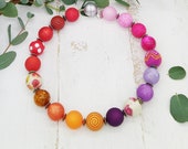 auffällige Halskette mit großen Perlen in rot orange pink