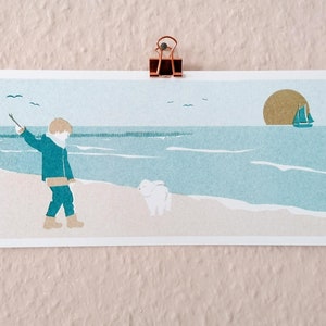 Risographie de carte postale - scène de plage - enfant jouant avec un chien