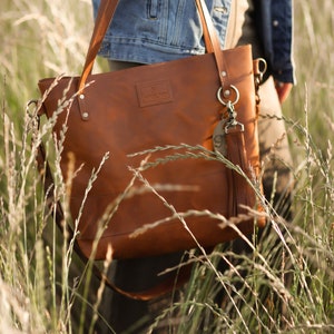 Colección Jackson Place — Bolso grande de piel Carmel con correa de pelo atigrado — Bolso marrón Bolso de mano Bolso bandolera Correa de piel de vaca negra