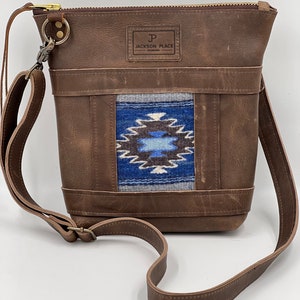 Colección Taos — Bolso grande de cuero marrón tejido a mano azul y blanco + bolsillo, bandolera cruzada ajustable — Colección Jackson Place