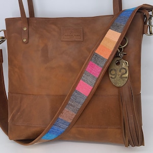 Colección Jackson Place - Bolso grande de piel marrón Carmel y correa para bolso de rayas azules multicolor - Bolso de mano a rayas con etiqueta de vaca