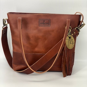 Jackson Place Collection - Bolso de mano grande de piel color coñac de Wickett & Craig - Bolso de mano marrón de gran tamaño con correa cruzada y etiqueta de vaca de latón