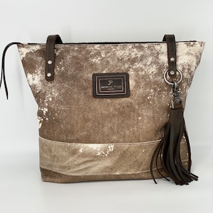Colección Jackson Place: bolso grande vintage de piel de vaca con relieve en marrón y blanco hecho a mano: bolso de hombro color canela, bolso de mano, etiqueta de vaca