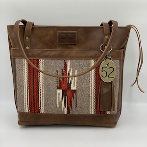 Colección Taos — Bolso tote de cuero marrón tejido gris y rojo grande — Colección Jackson Place — Bolso de mano de piel de vaca tejido a mano gris