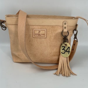 Bolso bandolera de piel repujada: Jackson Place, bolso de piel de vaca con borla