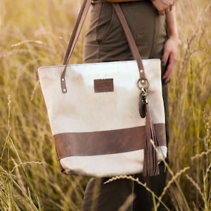 Colección Jackson Place — Bolso grande de piel de palomino rubia y marrón — Bolso con correa para bolso, etiqueta de piel de vaca, borlas, color crema