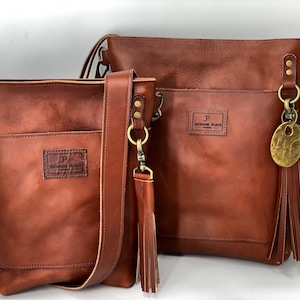 Jackson Place Collection — Bolso bandolera grande de piel de vaca Wickett & Craig en color marrón coñac — Bolso bandolera con correa para el hombro Bolso de mano Etiqueta de vaca Borla de piel de vaca