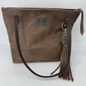 Colección Jackson Place — Bolso grande de cuero gris / marrón — Bolso de mano Bolso Correa Oro Latón Ganado Etiqueta de vaca Borla Piel de vaca Piel de vaca