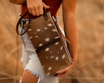 Colección Jackson Place — Simple Axis Deer Hair-on-Hide Flat Leather Clutch / Wristlet — bolso de cuero de vaca bolso bolso extraíble correa de bolso