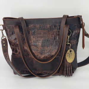 Colección Jackson Place — Bolso grande de piel con relieve de cocodrilo marrón — bolso de mano, bolso de trabajo, correa, etiqueta de ganado de latón, piel de vaca, animal