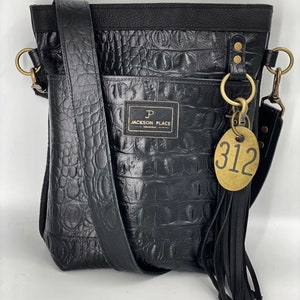 Bolso bandolera de piel negra con efecto cocodrilo, ribete de piel Kodiak