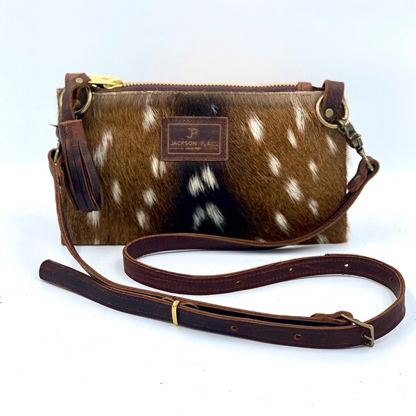 Colección Jackson Place — Flat Axis Deer Hair-on-Hide Leather Crossbody / Clutch — bolso de cuero de vaca correa extraíble piel de pelo manchado