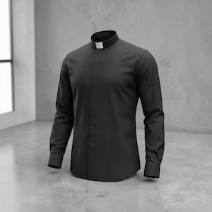 Könnte beinhalten: Ein schwarzes Langarmhemd mit weißem Klerikerkragen. Das Hemd hat eine Knopfleiste und ist aus glattem Stoff gefertigt. Der Kragen ist strahlend weiß und kontrastiert mit dem dunklen Hemd.