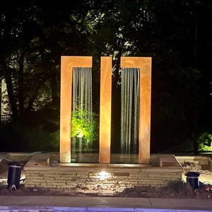 Jeu d&#39;eau harmonie rustique - oeuvres d&#39;art en acier corten pour un extérieur serein